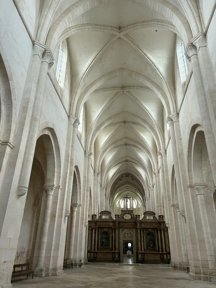 Abbaye de Pontigny : architecture intérieure