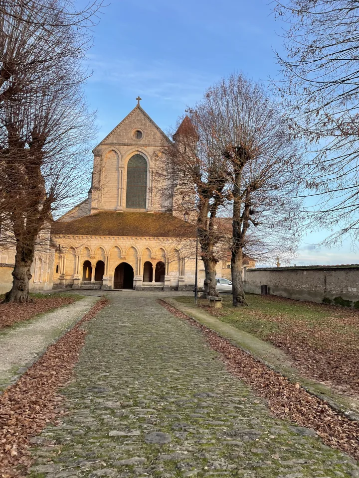 Abbaye de Pontigny : vue extérieure