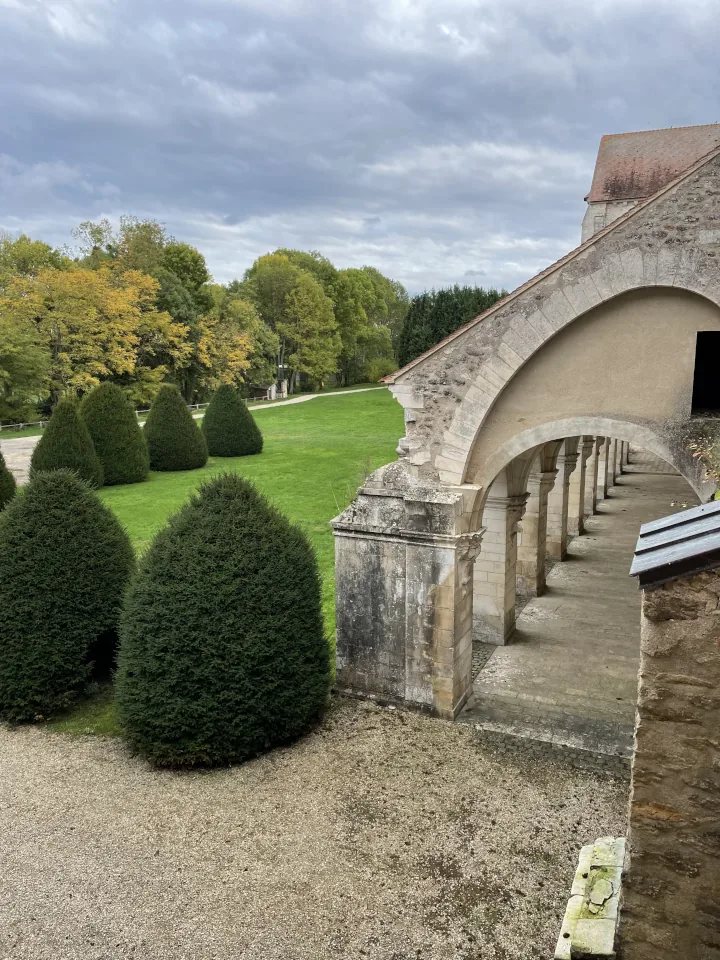 Abbaye de Pontigny : vue extérieure